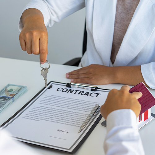 Real estate brokerage agent Hand over the sample house and key Offered for sale, pay a deposit and sign a home insurance concept agreement. Making lease and buying a house